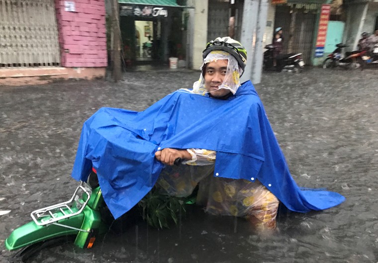 Mua trai mua khung khiep chieu mung 6 Tet o Sai Gon-Hinh-6